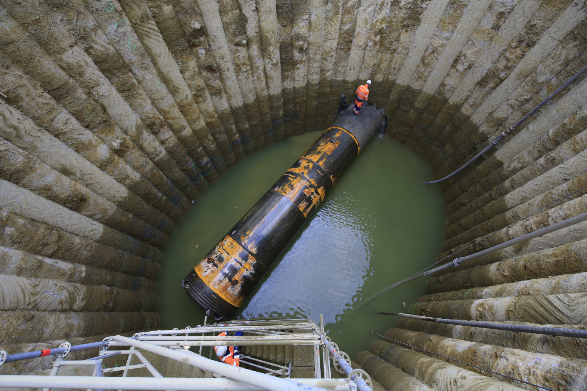 Die Kanalbauarbeiten am Hellbach waren die Grundvoraussetzung für die spätere Abwasserfreiheit. Zunächst mussten unterirdisch Betonrohre verlegt werden, in die das Schmutzwasser aus den Gewässern dann verbannt werden konnte. Auf dem Bild zu sehen ist die Einfahrt einer Vortriebsmaschine in eine Zielgrube