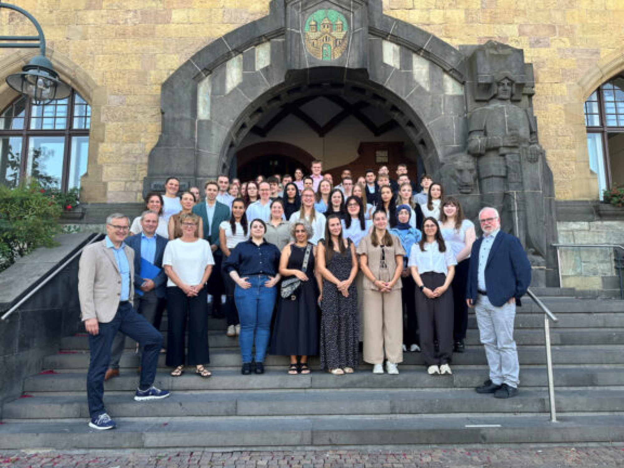 Bürgermeister Axel Tschersich begrüßte mit weiteren Vertreter*innen der Stadtverwaltung die neuen Auszubildenden und Anwärter*innen. Foto: Stadt RE