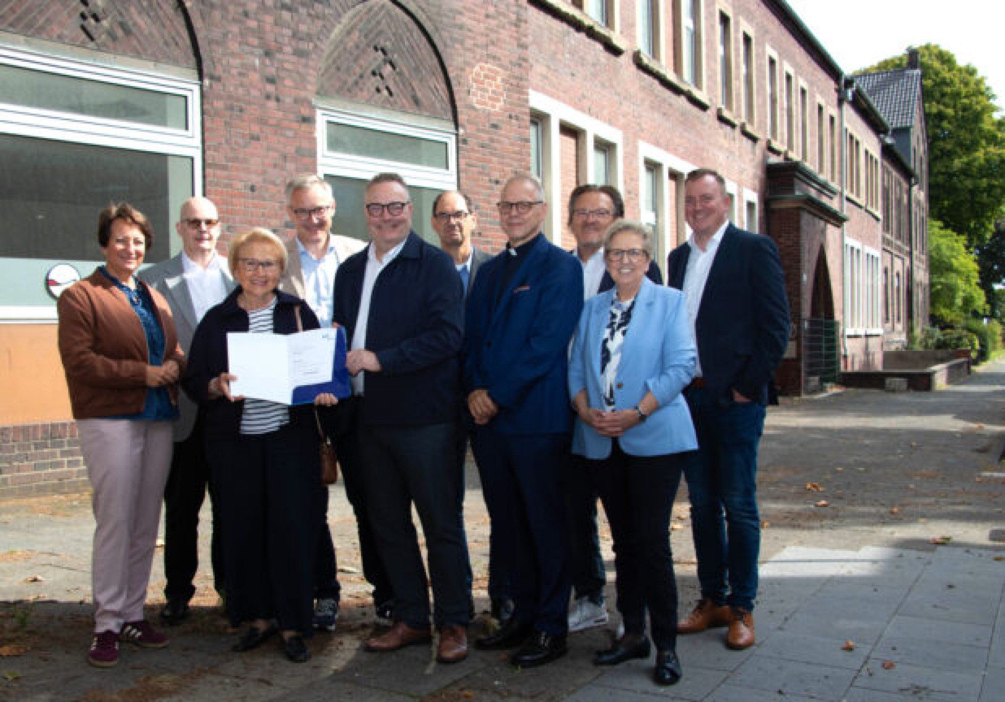 Sie freuen sich über die Umsetzung des Projektes: (v. l.) Superintendentin Saskia Karpenstein, Michael Settgast (Geschäftsführender Vorstand / Diakonisches Werk in Recklinghausen e.V.),Hannelore Klippel (Kreissynodalvorstand des Kirchenkreises), Bürgermeister Axel Tschersich, Landrat Bodo Klimpel, Pfarrer Martin Janus, Pfarrer Heinz-Jürgen Roch, Markus Just (Bereichsleitung Soziale Hilfe und Teilhabe / Diakonisches Werk in Recklinghausen e.V., stellvertetende Landrätin Elvira Aulich und Christian Aulich, Ressortleiter Wohnungswesen beim Kreis Recklinghausen.